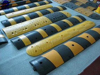 橡膠減速臺(tái)